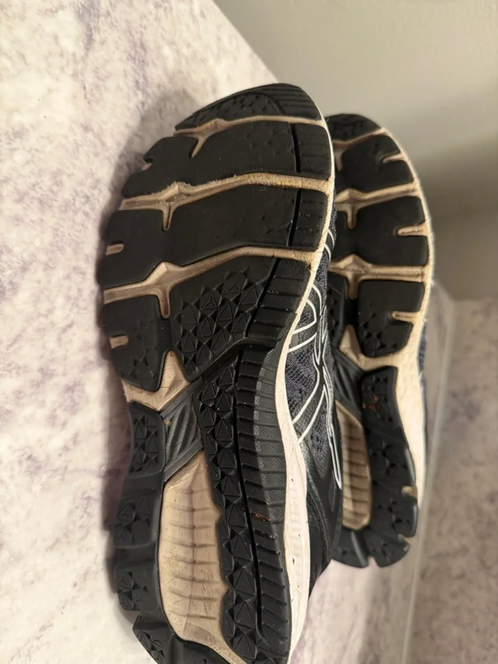 ASICS Black and White GT-1000 flyte foam 8.5 shoes